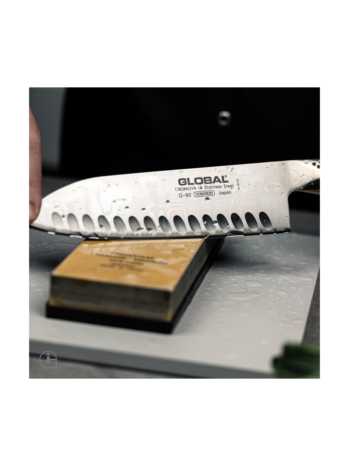 Global Santoku nazis 18 cm, ar dobumiem