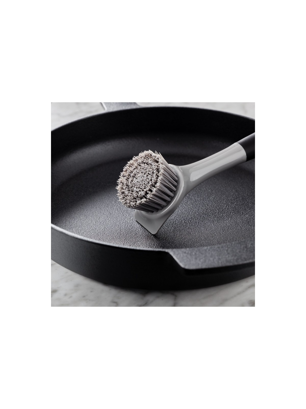 KitchenAid čuguna trauku mazgāšanas birste, melna/pelēka