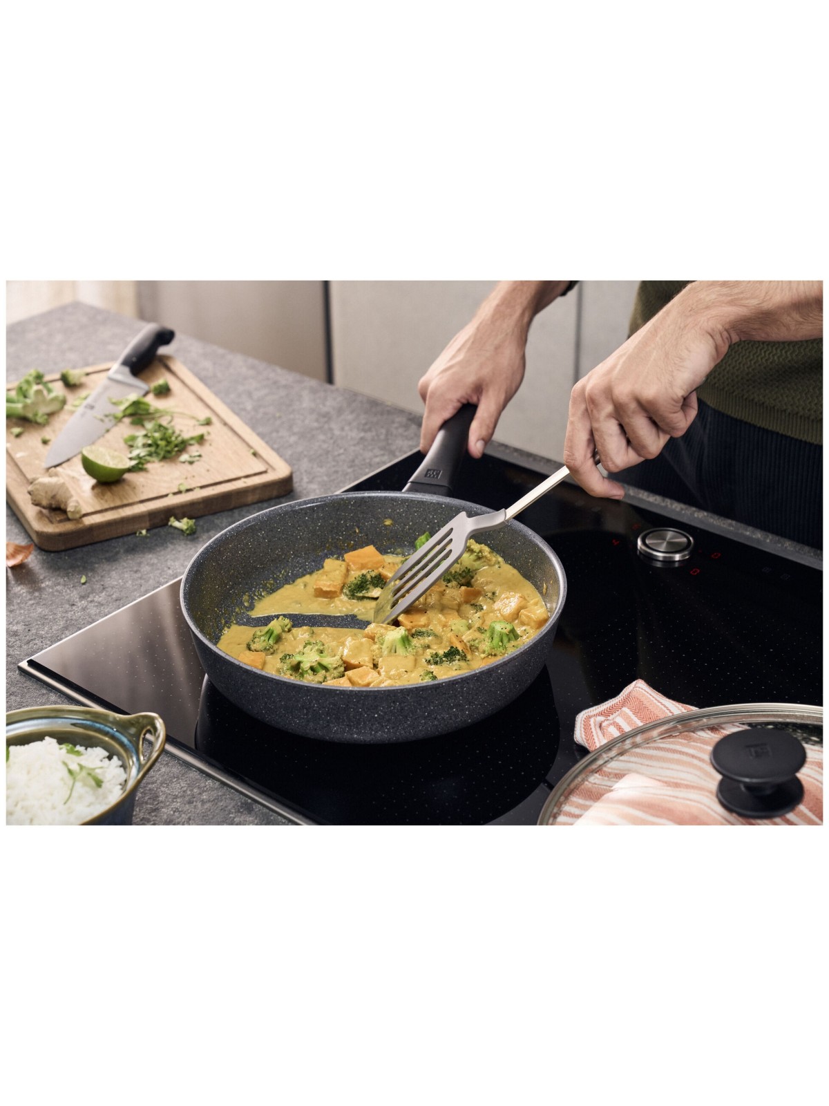 ZWILLING praepann klaaskaanega Terreno Plus – 28 cm alumiinium keraamilise mittenakkuva kattega