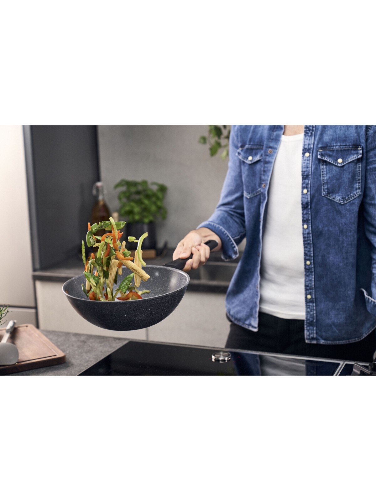ZWILLING wok Terreno Plus – 28 cm alumiinium keraamilise mittenakkuva kattega