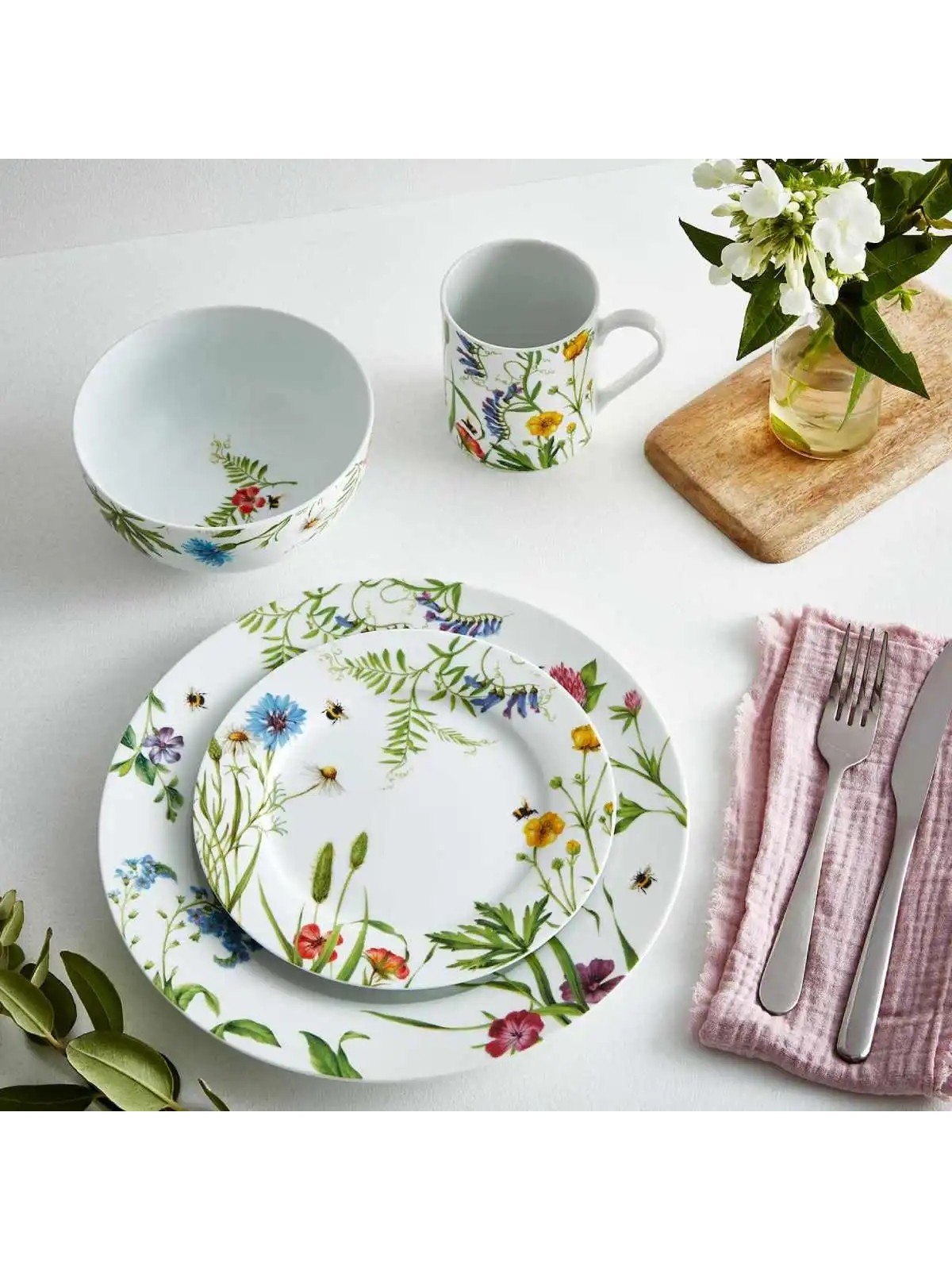 Portmeirion Home 16 Piece Set, Bumble Bee