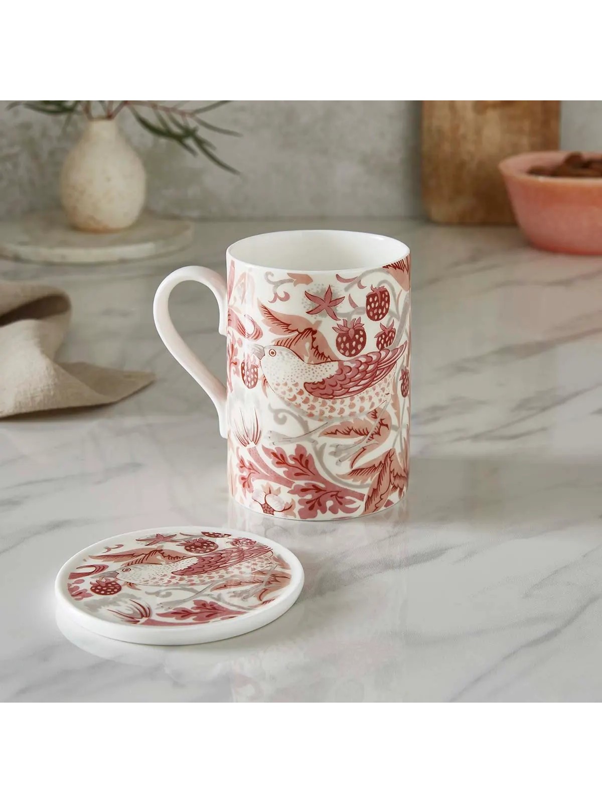 Morris & Co. Strawberry Thief Madder puodelio ir padėkliuko rinkinys