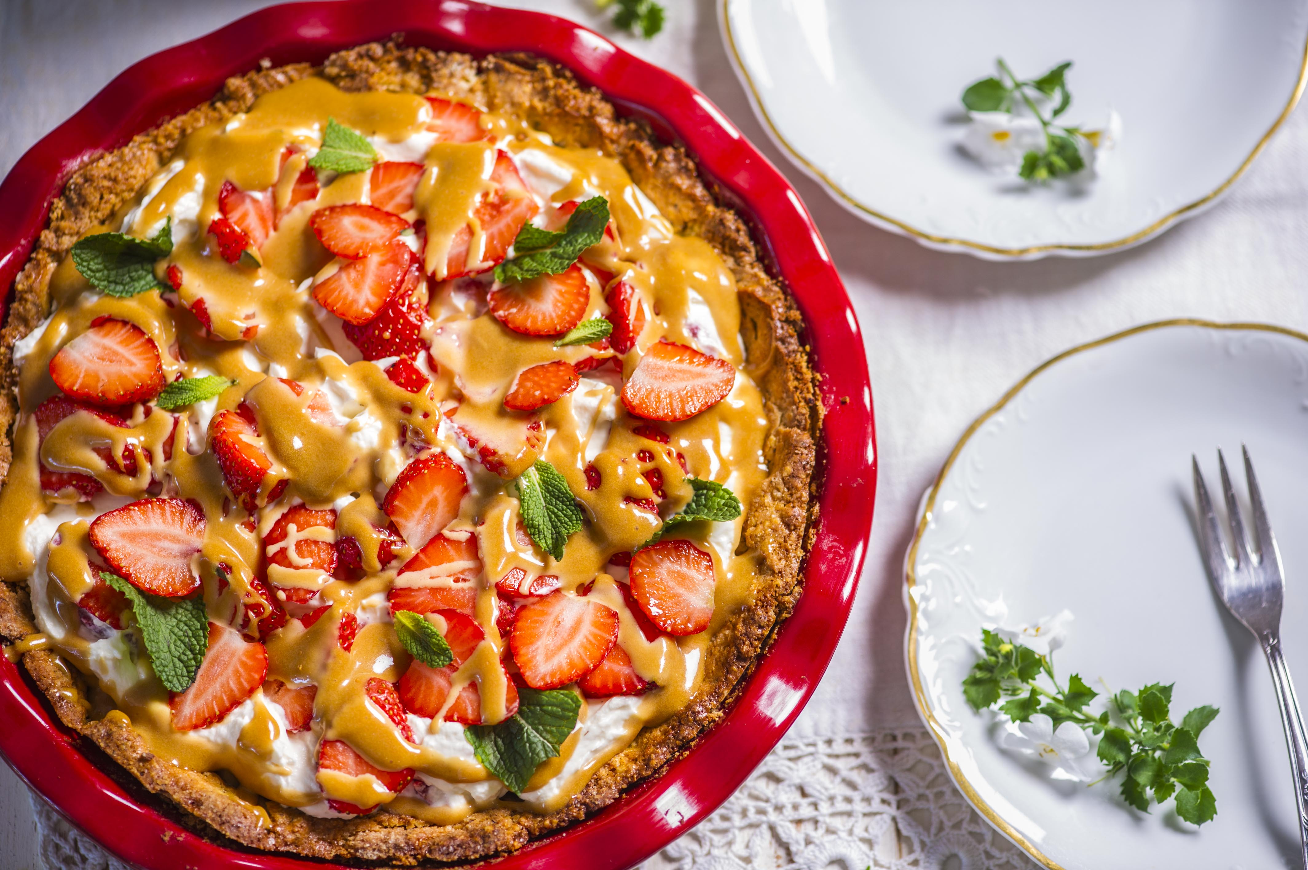 Karamellikastmega maasika-kreemjuustu kook krõbedal pähklisel põhjal