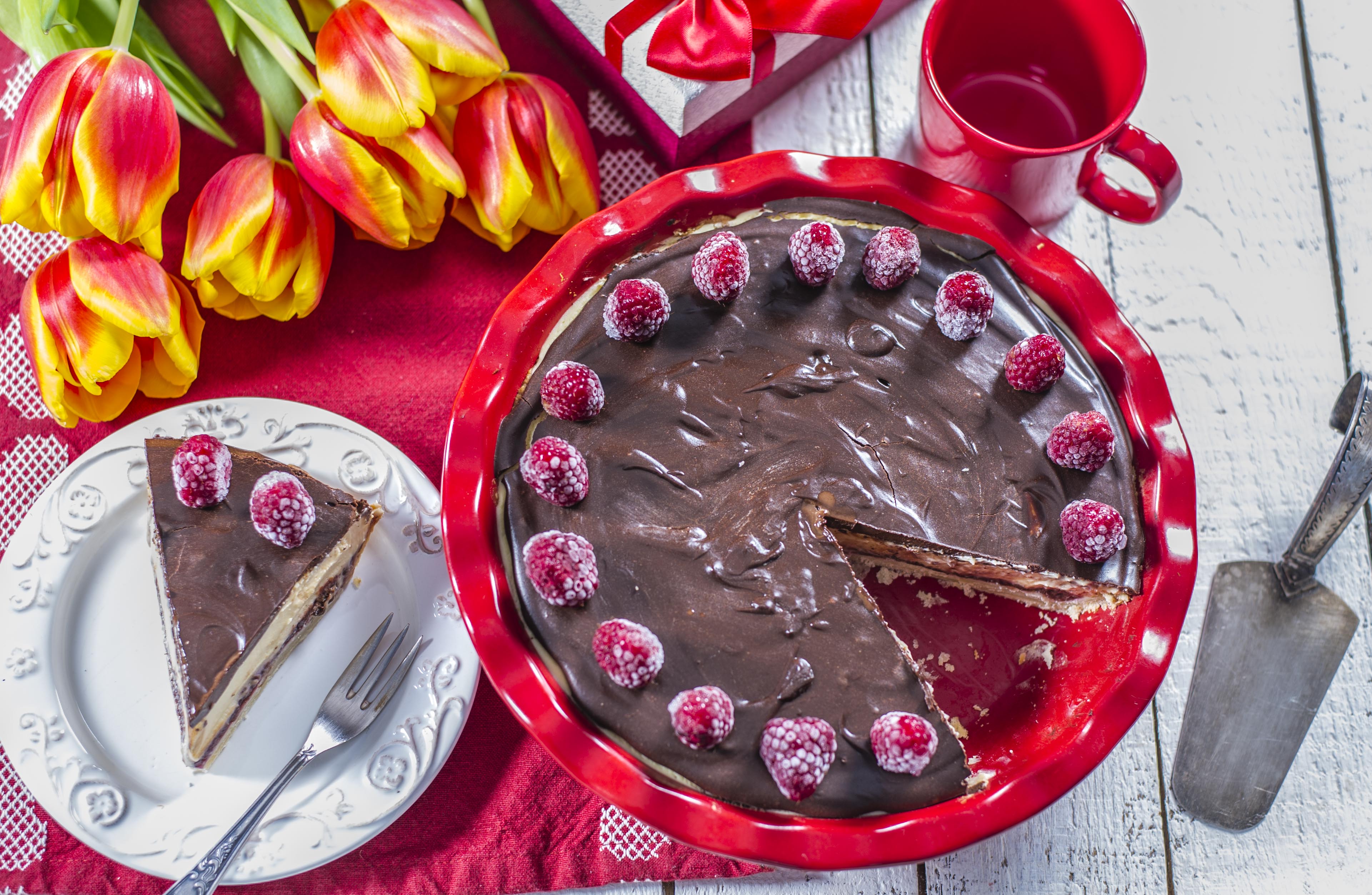 Südamlik valge šokolaadi toorjuustukook tumeda šokolaadi katte ja vaarikatega